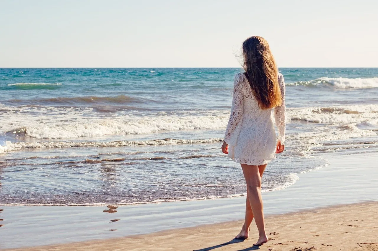 mujer playa sol aire libre.jpg