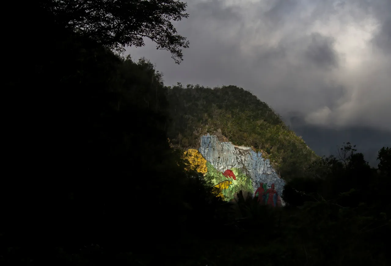 Vista del Mural de la Prehistoria desde Dos hermanos, Viñales. / View of the prehistory mural from two brothers, Viñales.