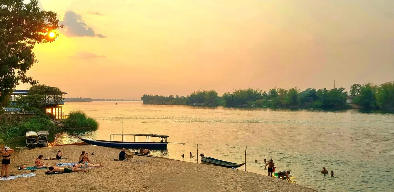 The little harbor where you arrive on Don Det is also a popular beach