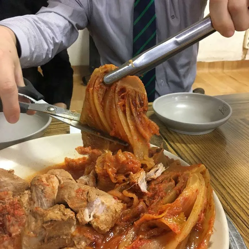 서대문 한옥집 김치 커팅.JPG