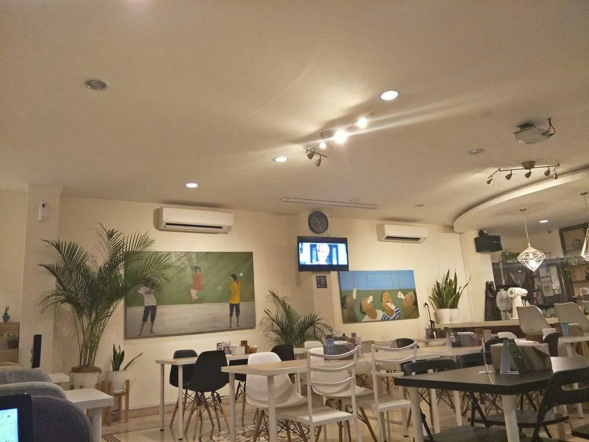 3 interior sang kafe.jpg