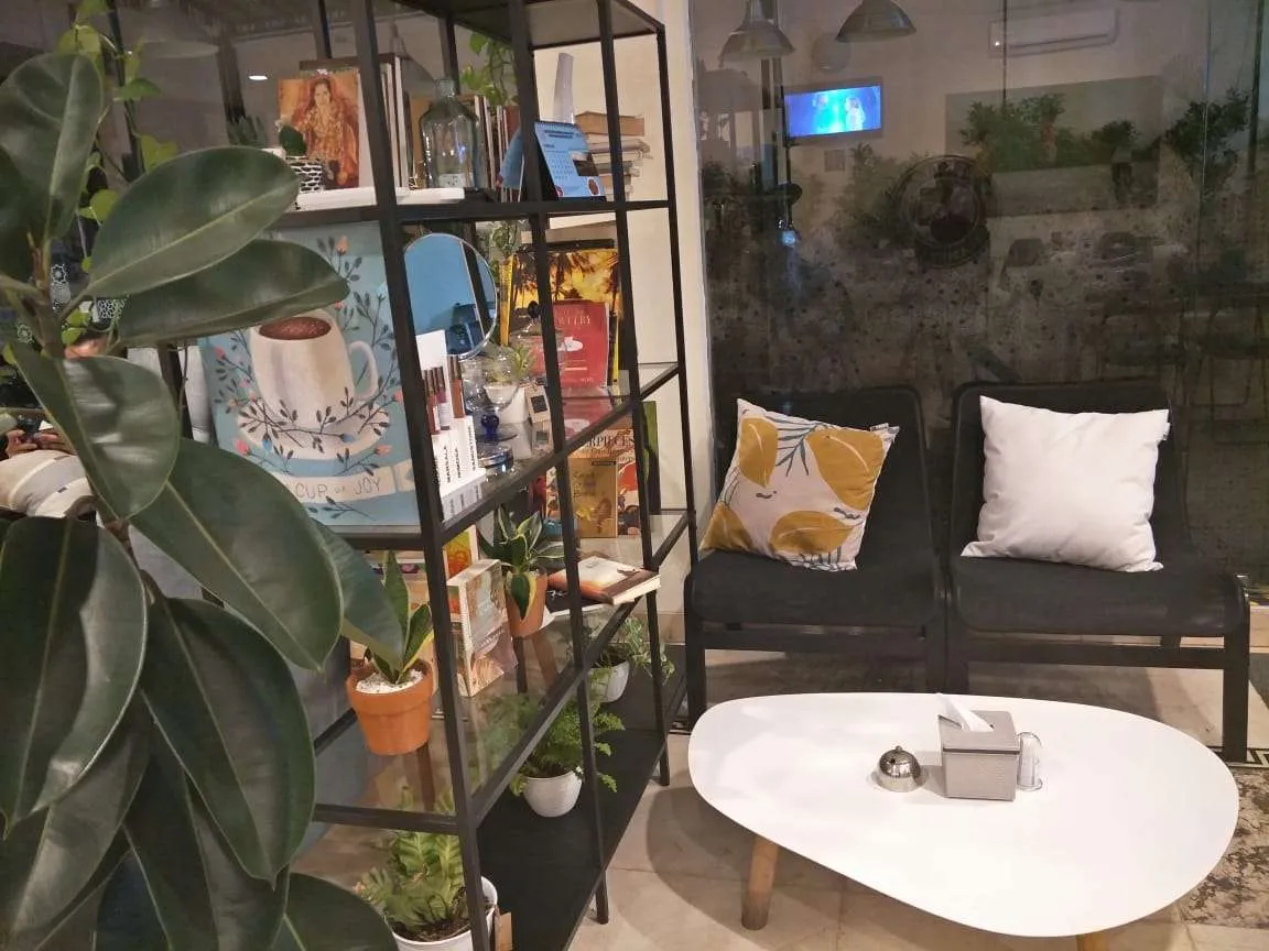 4 interior sang kafe.jpg