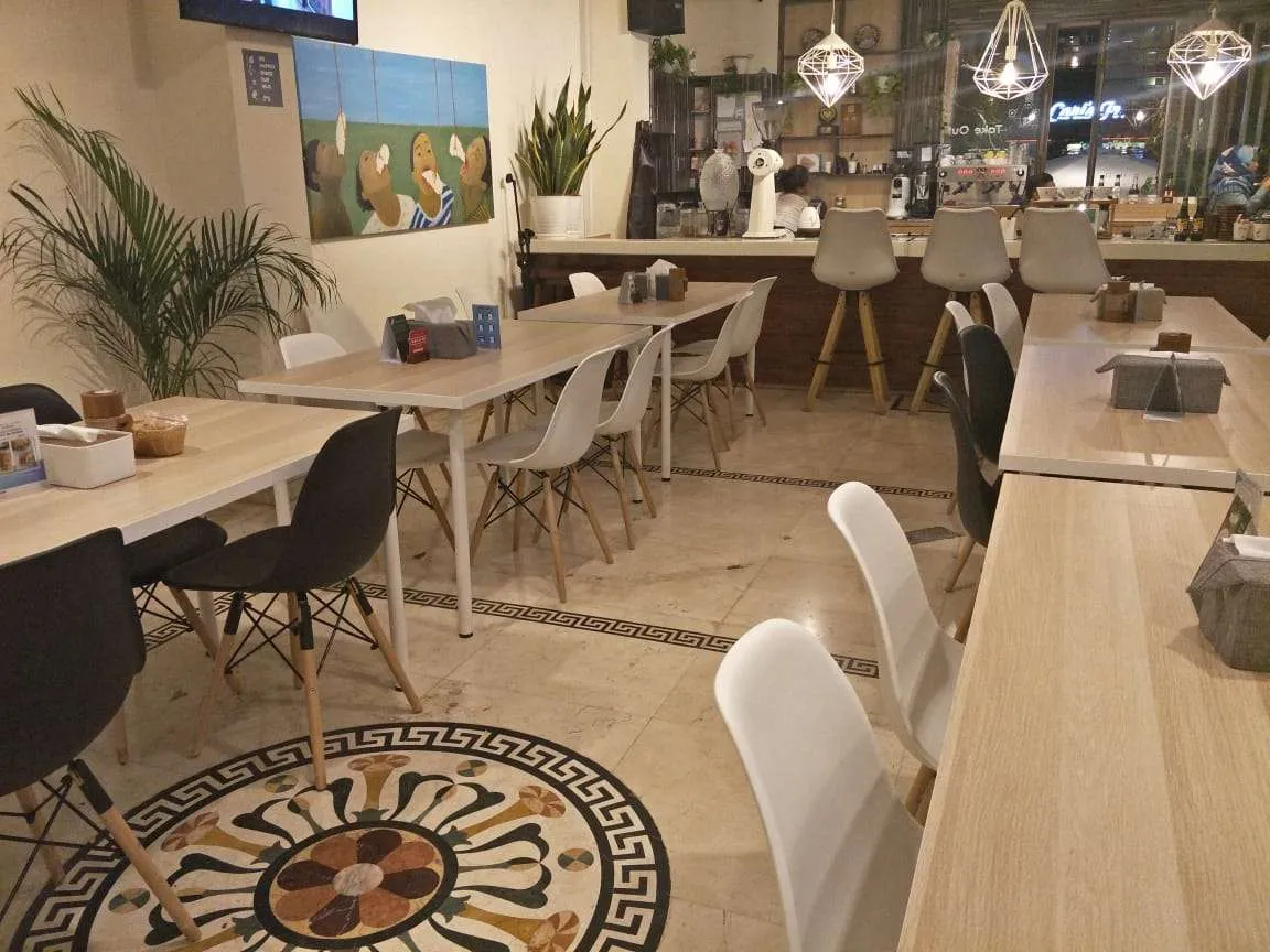 6 interior sang kafe.jpg