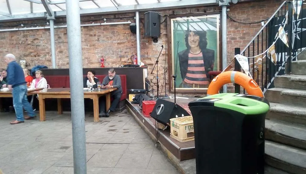 Interior with Alex Harvey pic.jpg