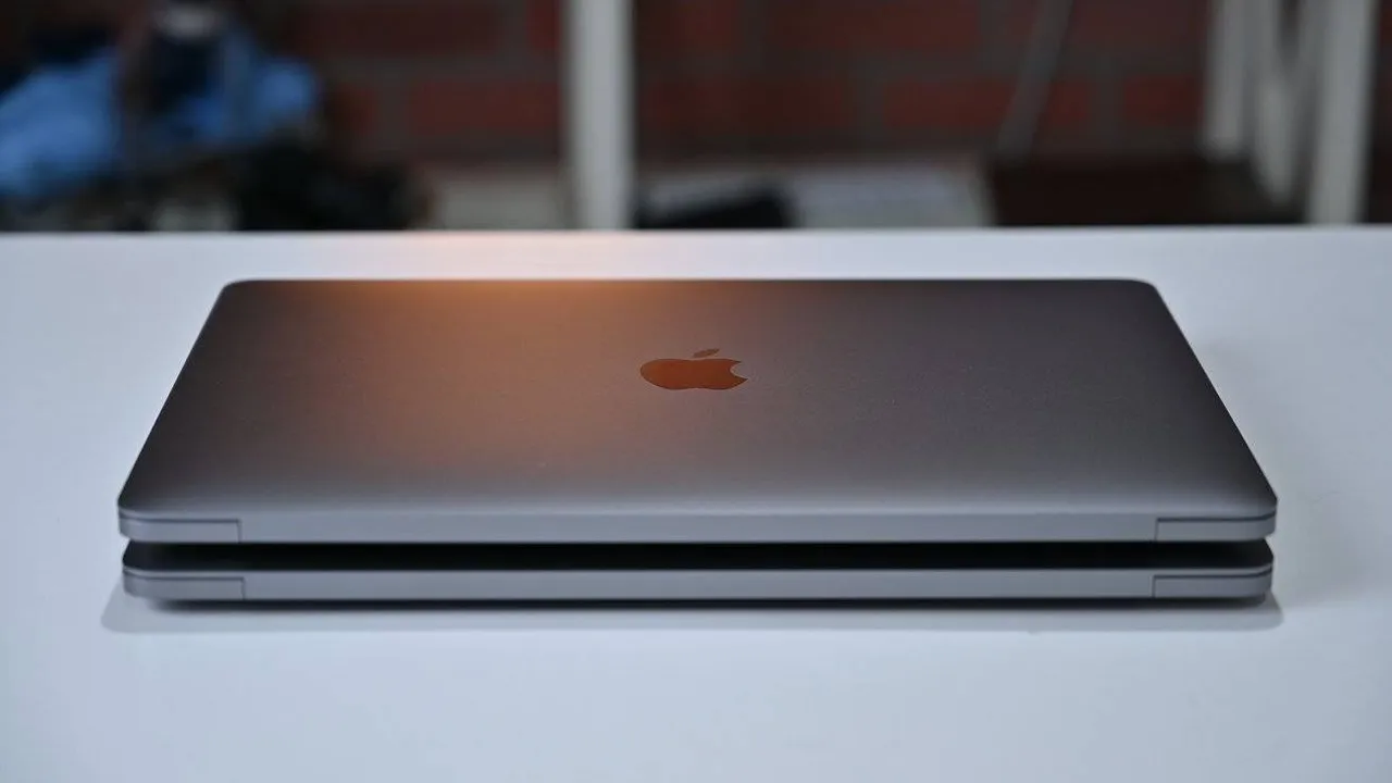 48767-96093-Stacked-MacBook-Pros-xl