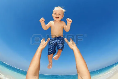 41948509-vater-h-nden-warf-den-hohen-luft-freudige-baby-in-auf-wei-em-sand-meer-strand-im-freien-gesundes-kin.jpg