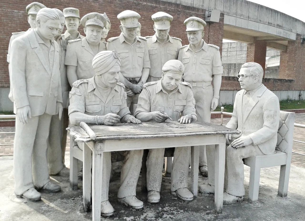 Surrender_of_the_Pakistani_occupation_force_at_Racecourse_Maidan.jpg