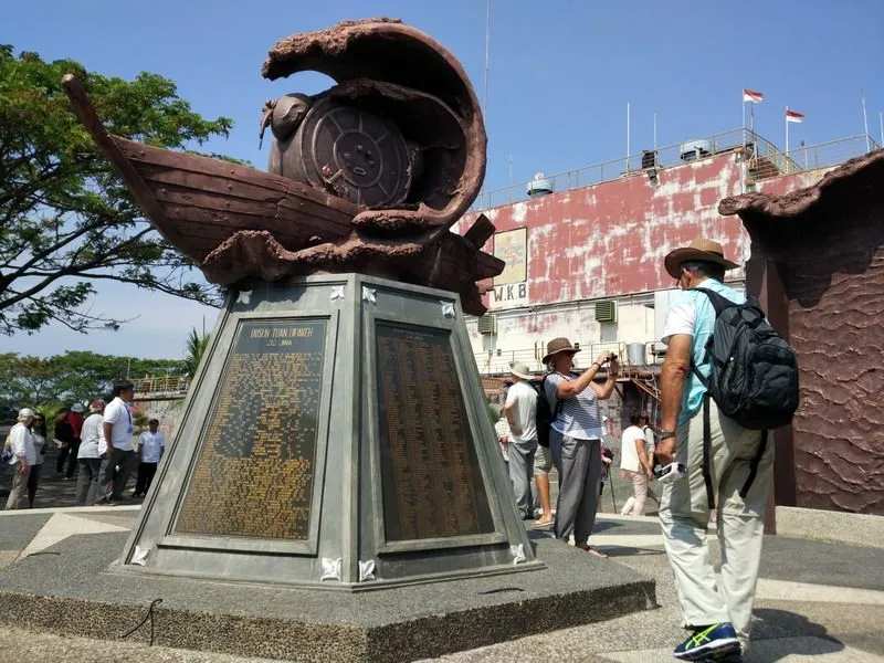 wah-wisatawan-asing-penasaran-dengan-sejarah-tsunami-aceh-KnSexmn6Rt.jpg