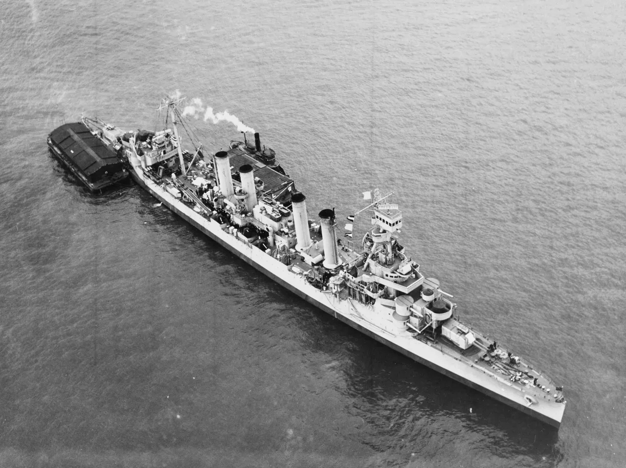 USS_Omaha_(CL-4)_in_New_York_Harbor,_10_February_1943_(19-N-40594).jpg