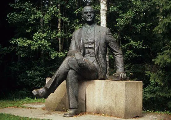 Lithuania - Grutas Park - Statue of a seated Lenin.jpg