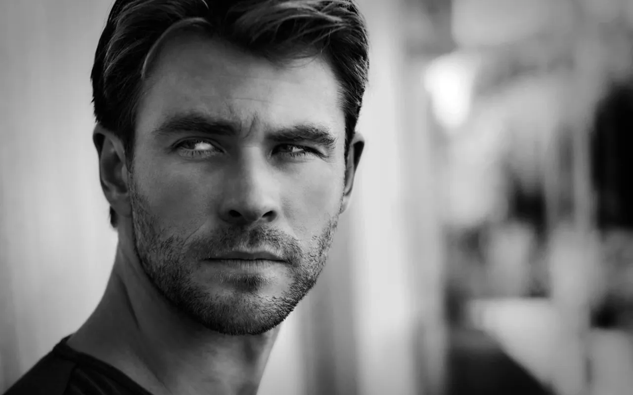 wallpaper-chris-hemsworth-black-and-white-background-photos-37161820.jpg