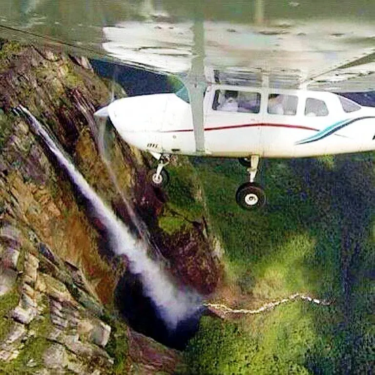 Angel_Falls_flying_over.jpg