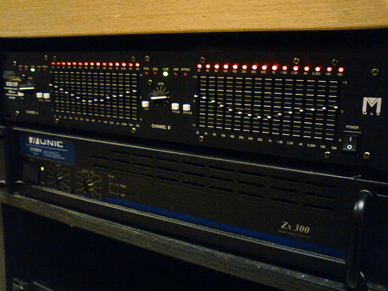 800px-Graphic_equalizer.jpg