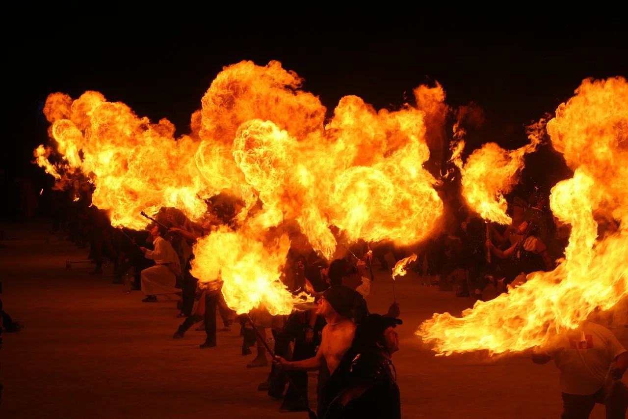 fire-eaters-542054_1920.jpg