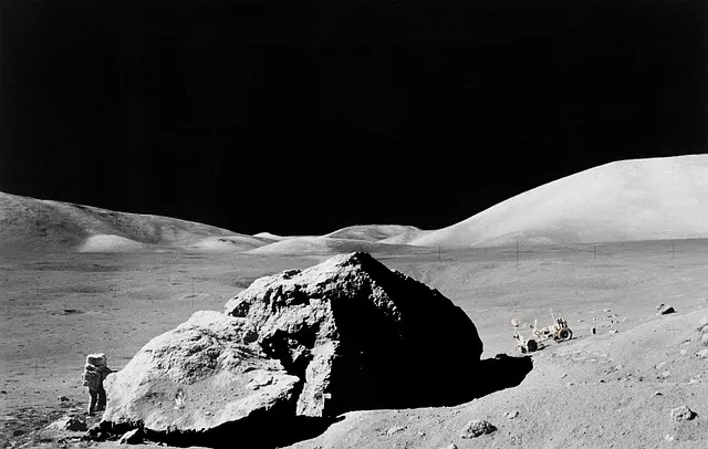 lunar-surface-11088_640.jpg