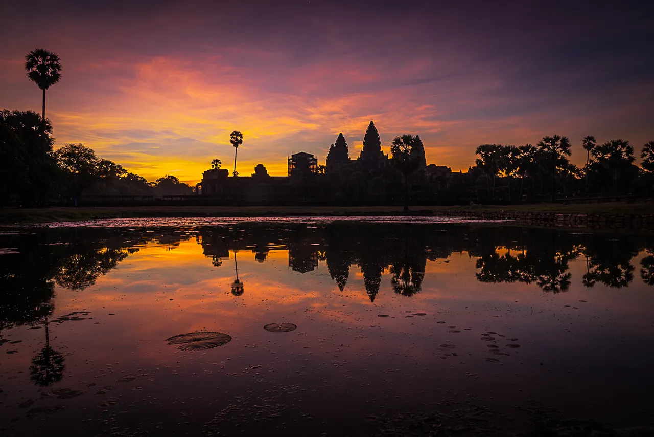 Angkor wat sunrise 38.jpg