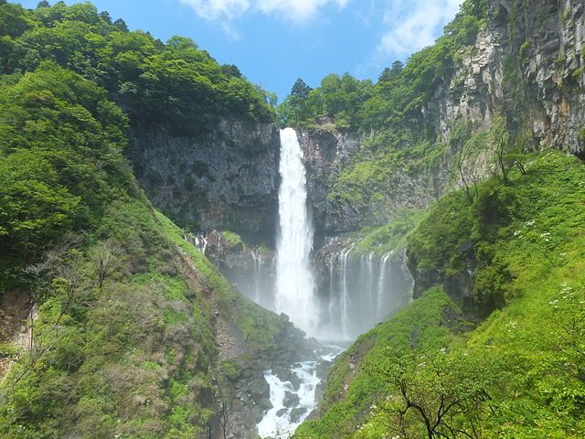 640px-Kegon_Falls_華厳滝.jpg