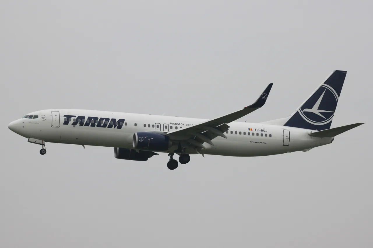 YR-BGJ TAROM -B738 WL.JPG