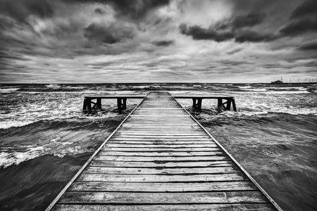 29471193-embarcadero-de-madera-vieja-el-muelle-durante-la-tormenta-en-el-mar-cielo-dramático-con-nubes-oscuras-.jpg