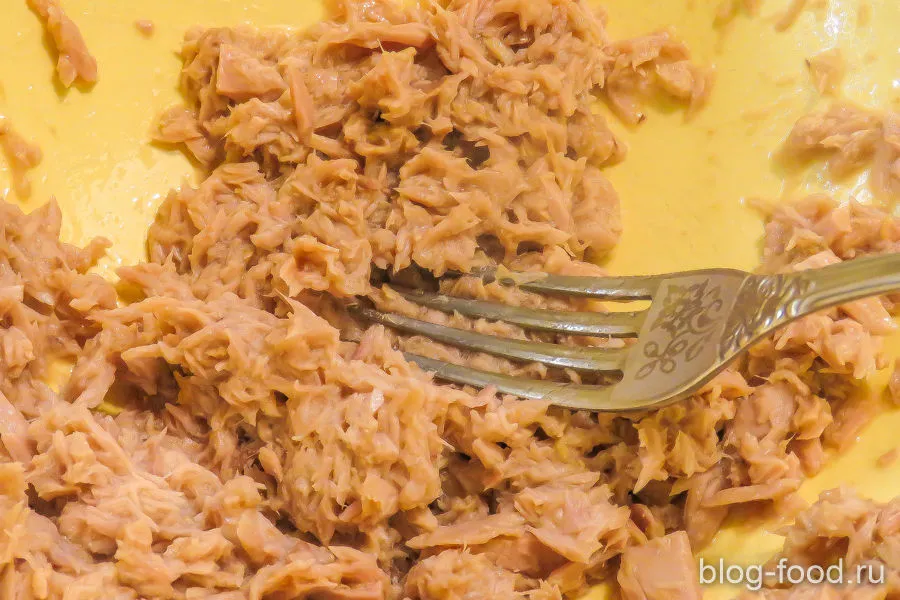 Simple salad with rice and tuna