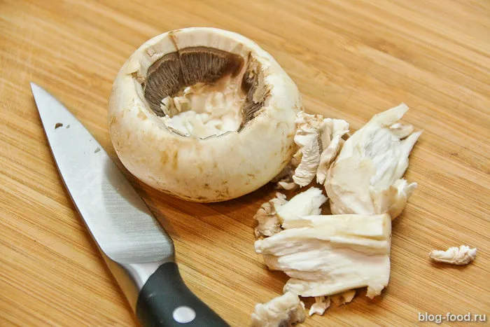 Mushrooms stuffed with arugula and nuts