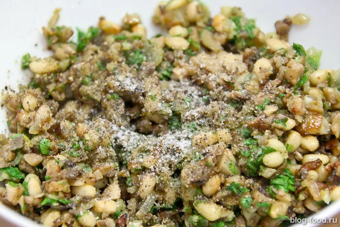 Mushrooms stuffed with arugula and nuts