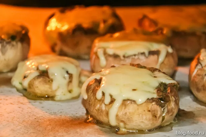 Mushrooms stuffed with arugula and nuts