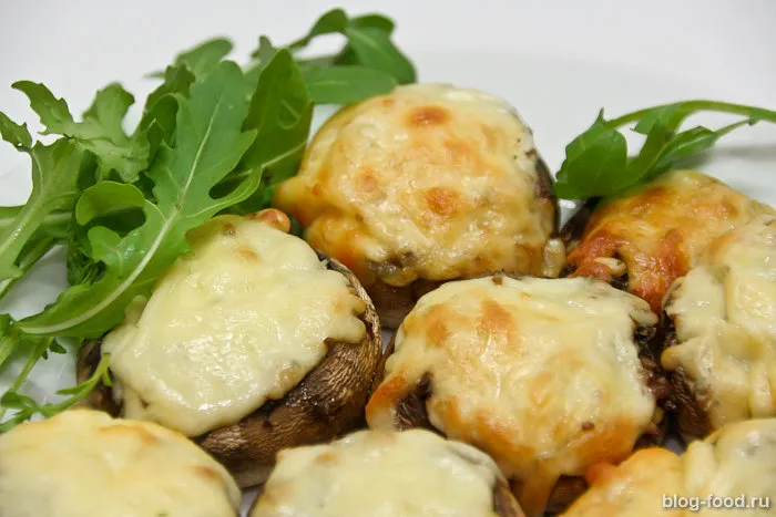 Mushrooms stuffed with arugula and nuts