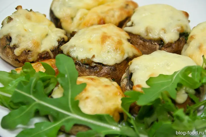 Mushrooms stuffed with arugula and nuts