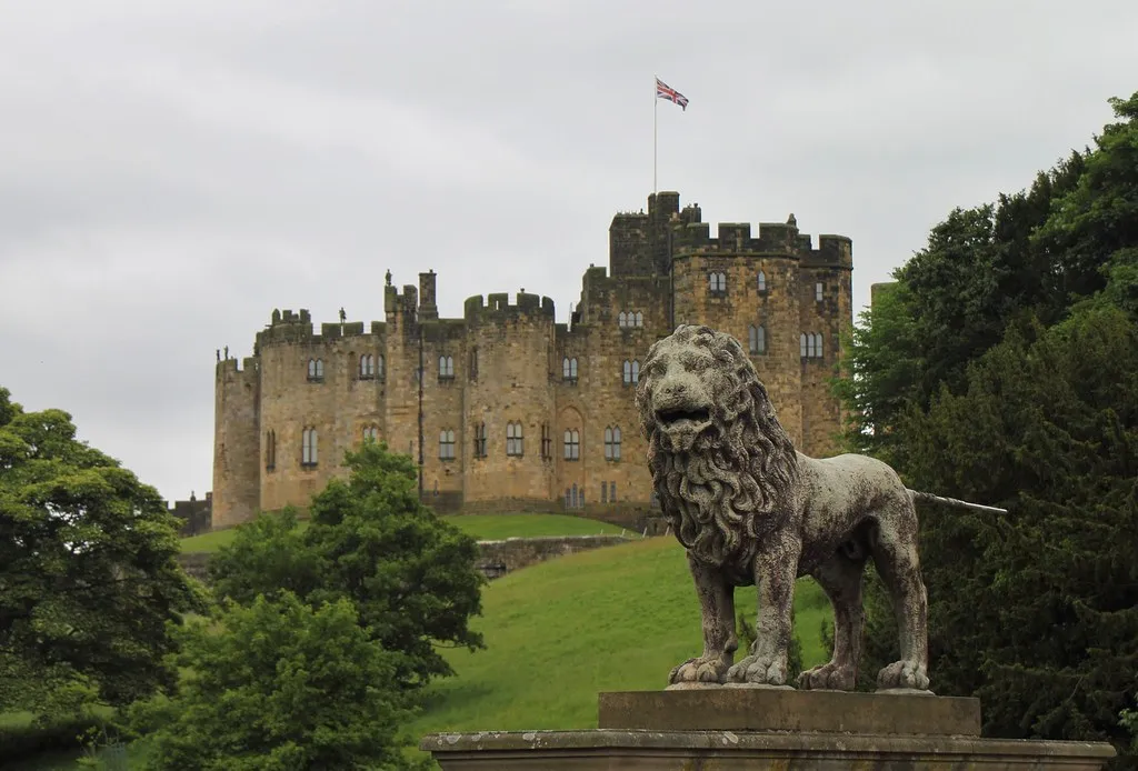 24//52 Percy Lion at Alnwick Castle