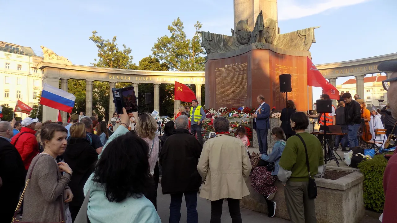 SCHWARZENBERGPLATZ  - A CLOSER LOOK AT THE CROWD