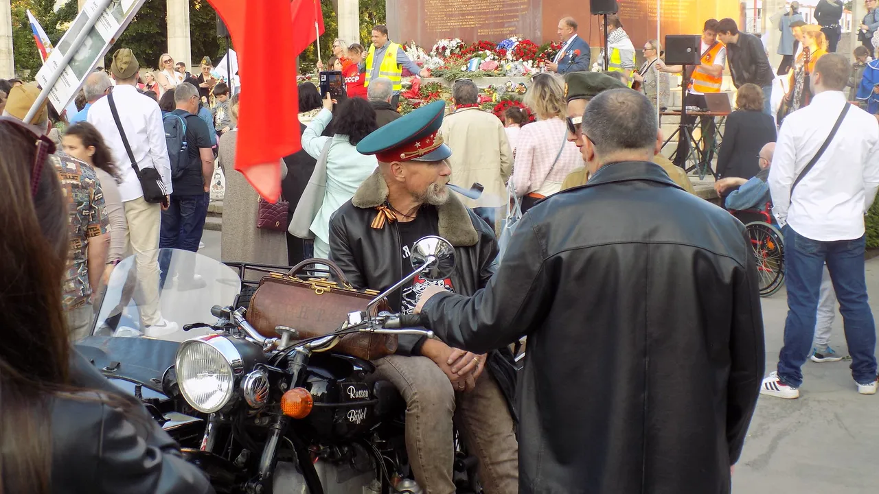 SCHWARZENBERGPLATZ GATHERING