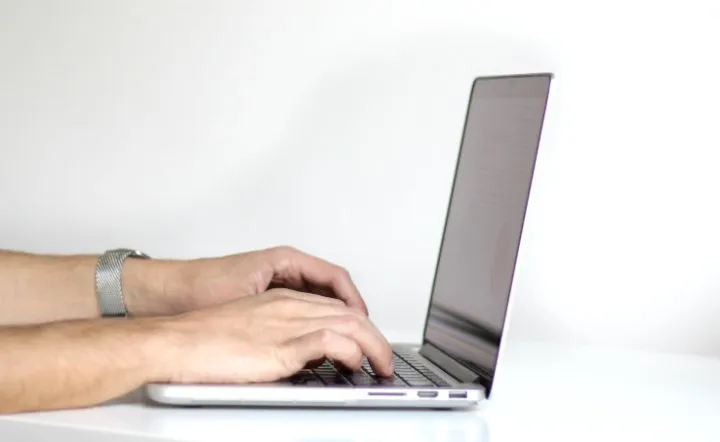 Single_Tasking_Laptop_RZ720.jpg