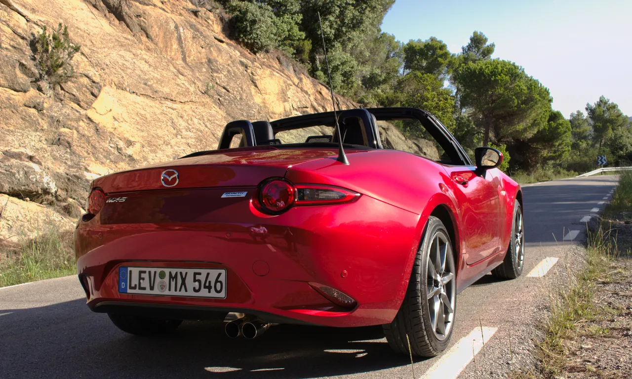 2015_Mazda_MX-5_ND_2.0_SKYACTIV-G_160_i-ELOOP_Heckansicht_Rubinrot-Metallic.jpg