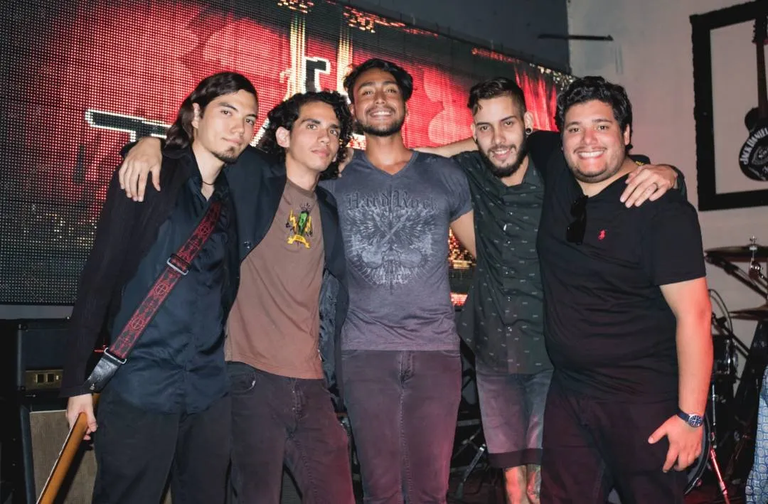 La imagen puede contener: 5 personas, incluido Naresh Valbuena, personas sonriendo, personas de pie