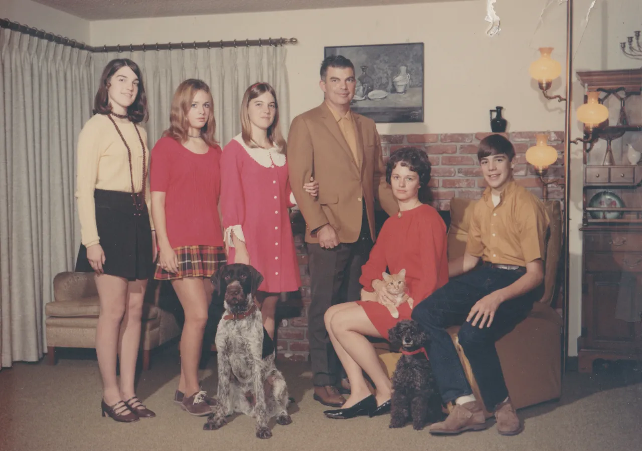 1970-07 - Probably After July assuming Marilyn was 19 - Morehead Family - Karen, Danese Ann, Marilyn age 19, Dick, Skip, Brian.png