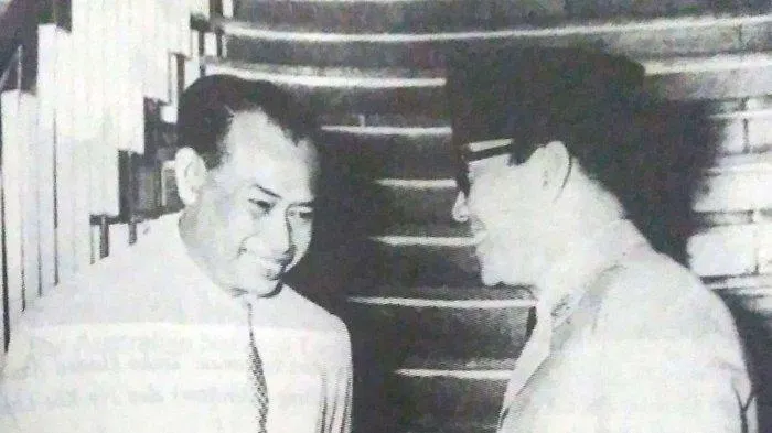 teuku-hamid-azwar-bersama-soekarno.jpg