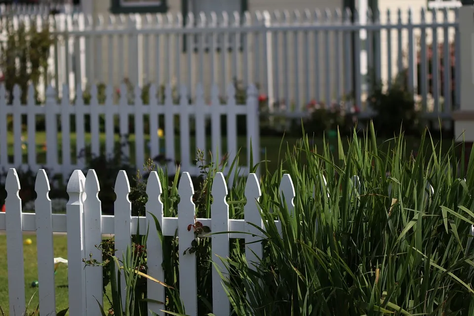 white-picket-fence-2454649_960_720.jpg