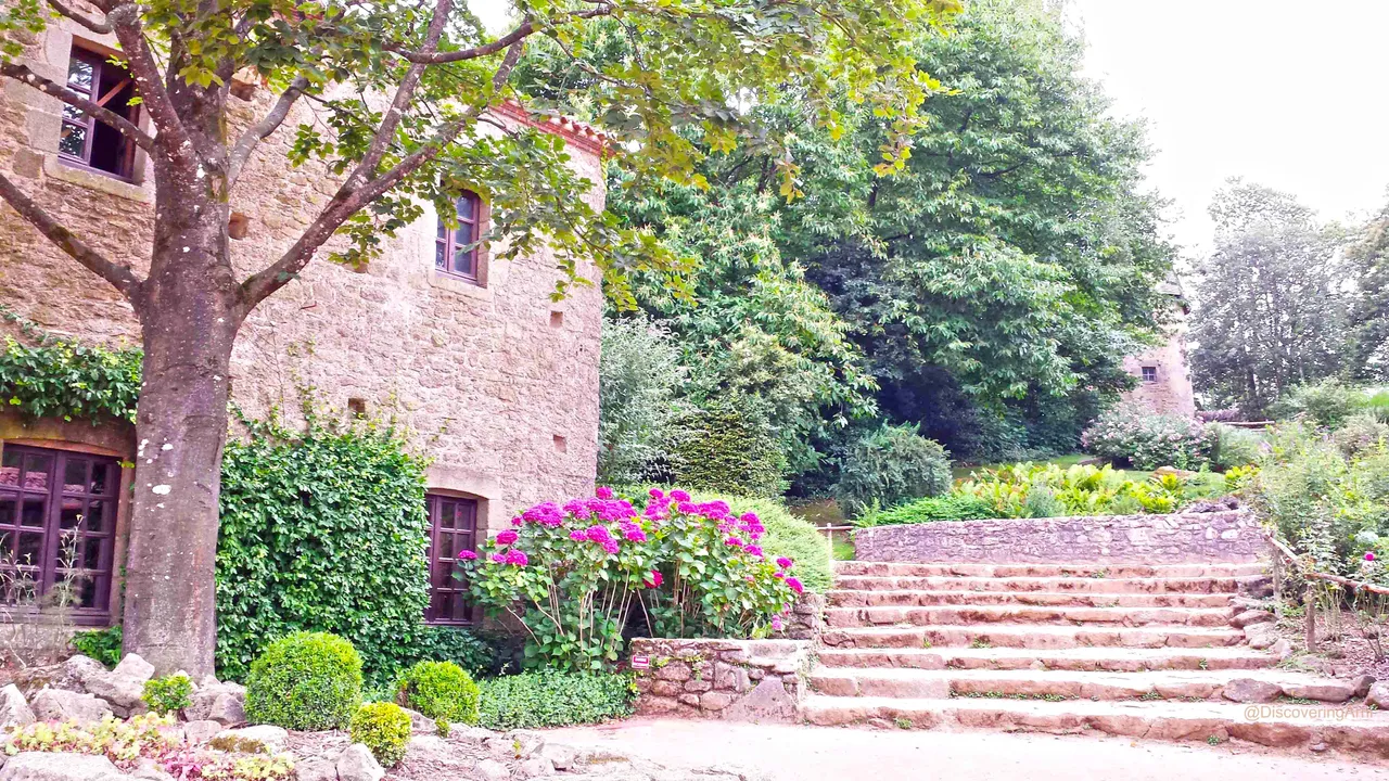 The chimes echo, climb up the steps before the musical show