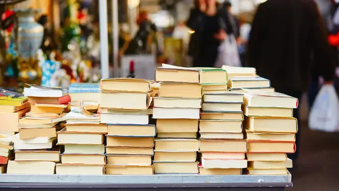 14-Used-Books-encrier-iStock-514795660.webp