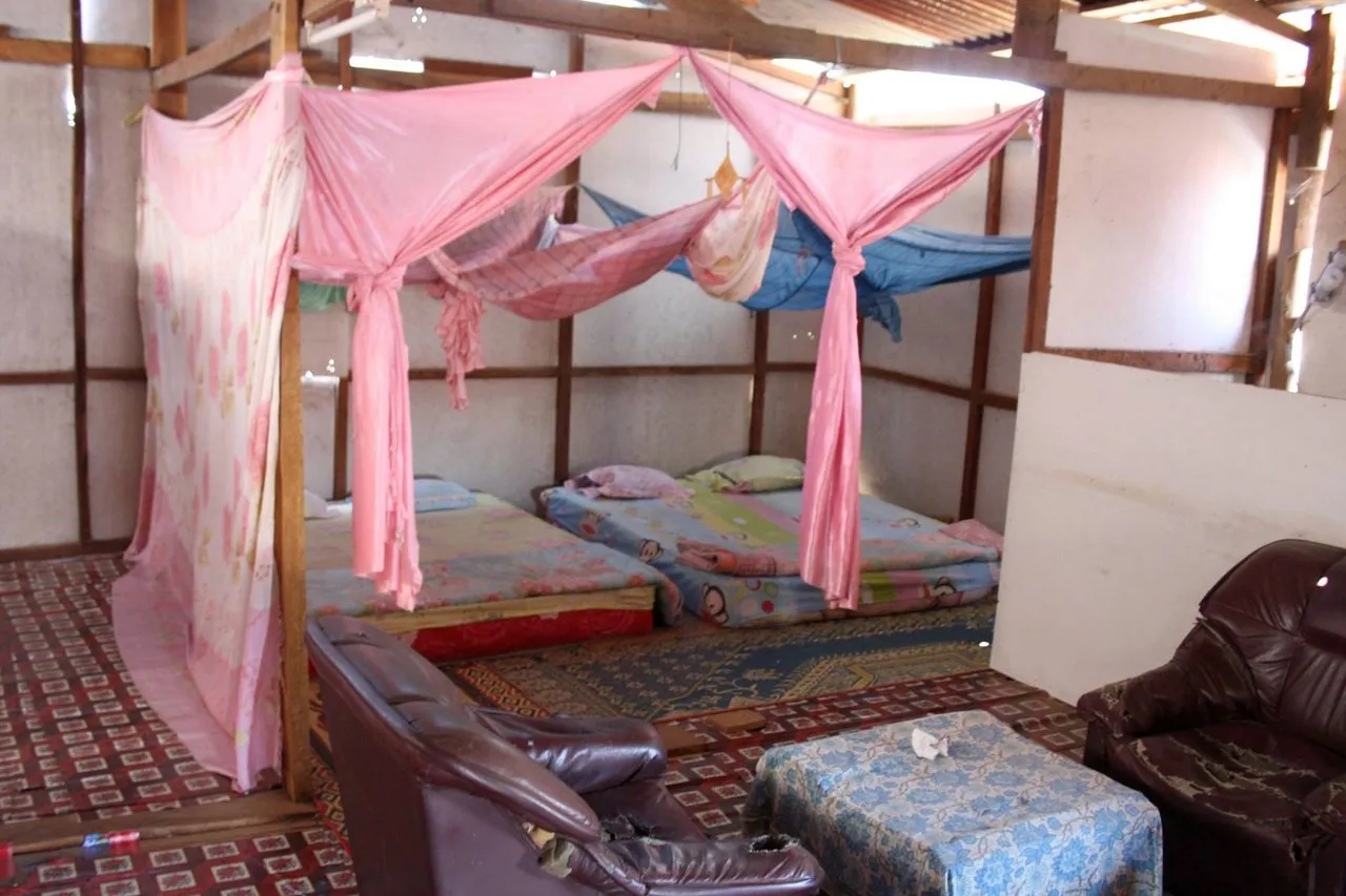 Mama Pap hostel offered us a double bed in the attic for 2.5$. We thought,- "Why not?"