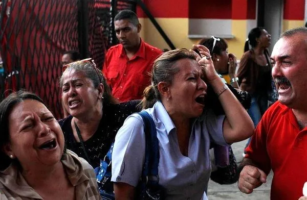 VEN_hugo-chavez-dead_people_mourning-1.jpg