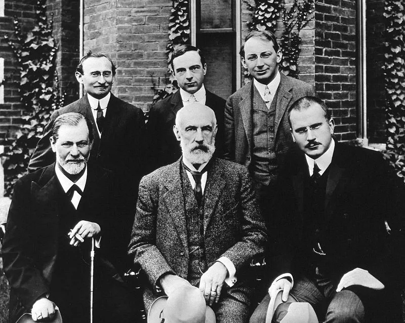 Hall_Freud_Jung_in_front_of_Clark_1909.jpg