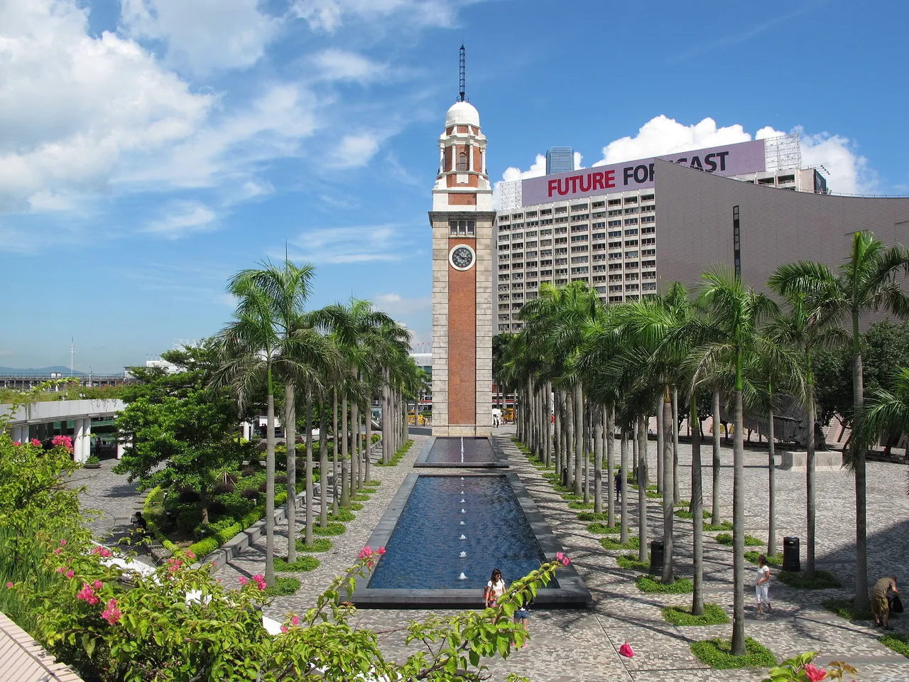 Hong_Kong_Cultural_Centre_Plaza_201308.jpg