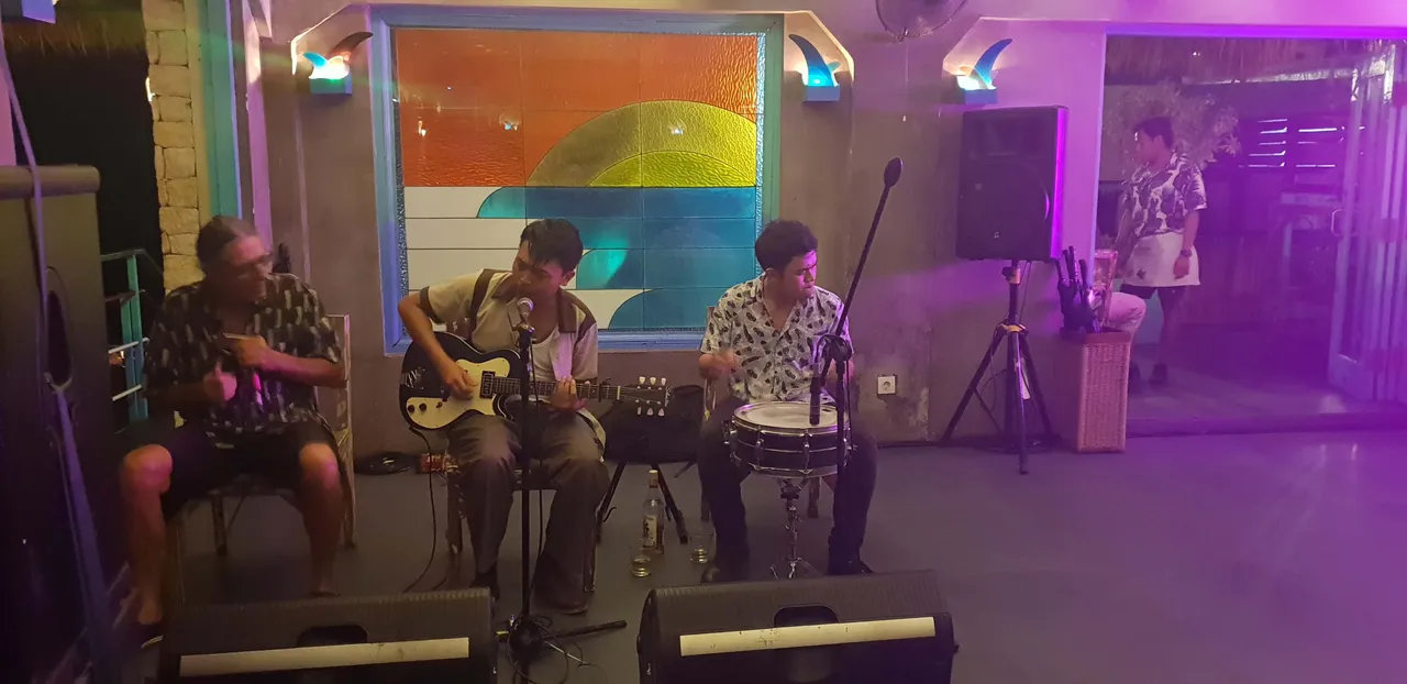 You can enjoy live music performances at the upper level of Single Fin