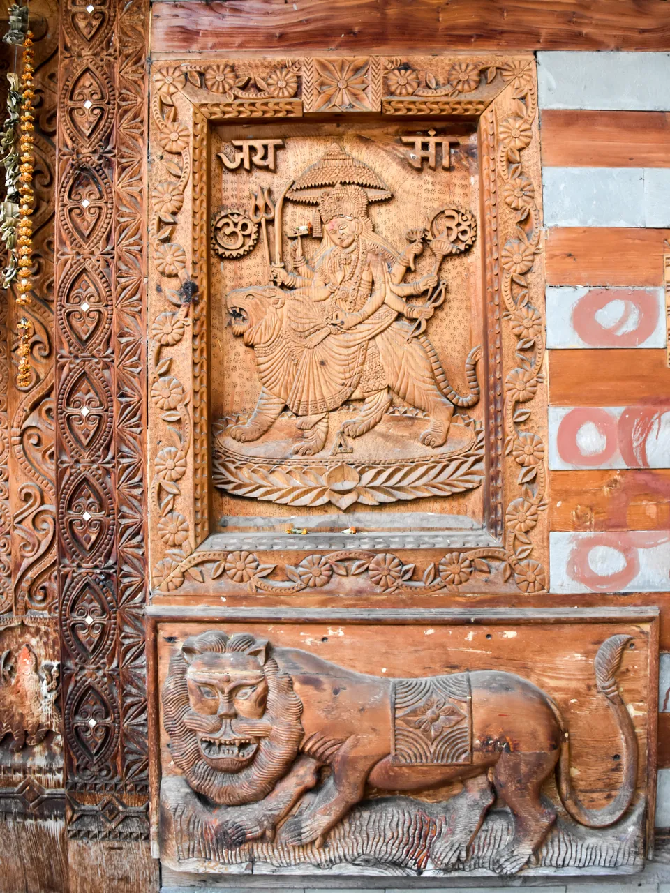 Wood Carvings Lion Ride
