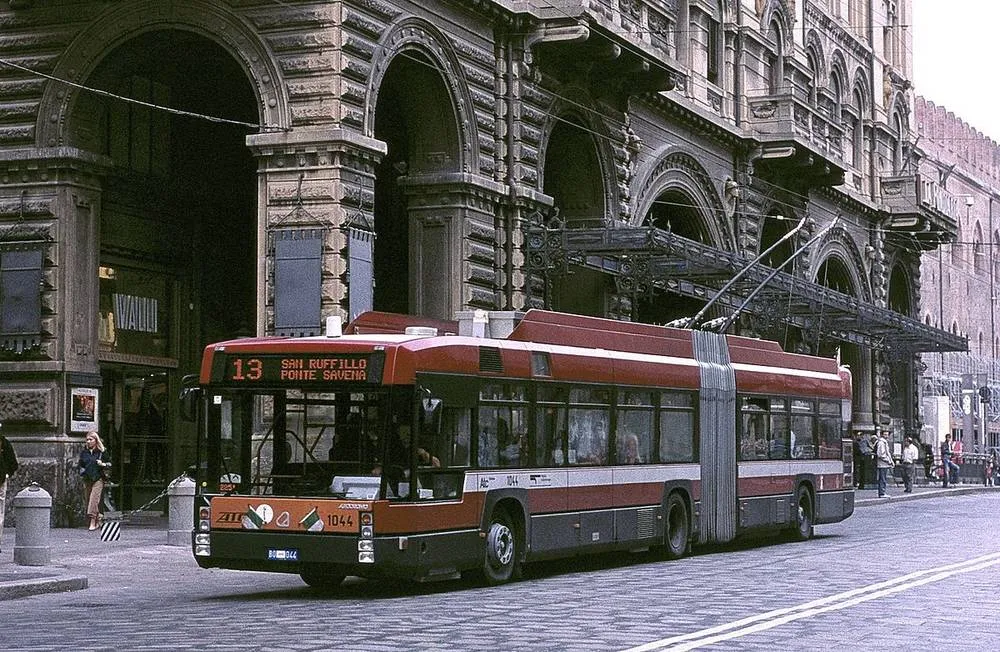 1200px-Bologna_Autodromo_trolleybus_1044_on_Via_Rizzoli