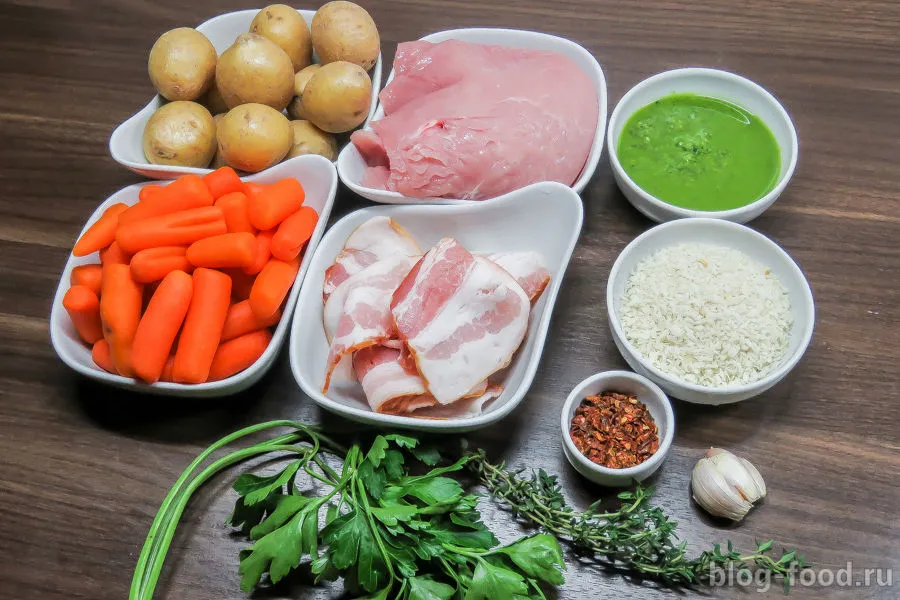 Turkey roll with bacon, pesto and vegetables