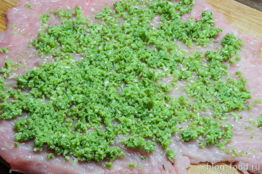 Turkey roll with bacon, pesto and vegetables