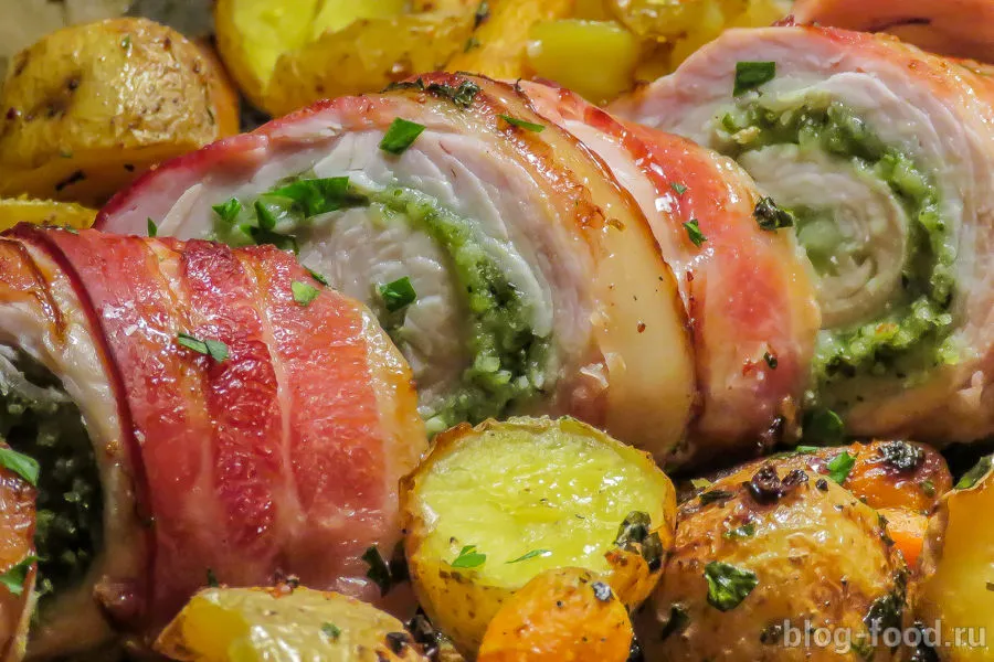 Turkey roll with bacon, pesto and vegetables